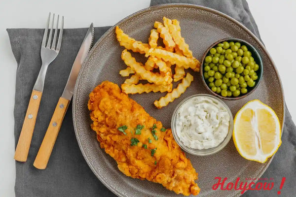 sepiring Chicken Schnitzel lengkap dengan saus, peas, french fries, dan lemon