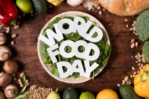 Tulisan world food day di atas salad dan berbagai jenis bahan makanan di sekelilingnya