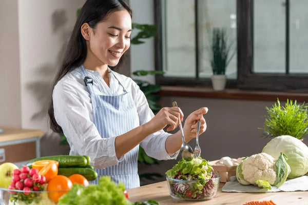 Seorang wanita sedang membuat salad untuk steak