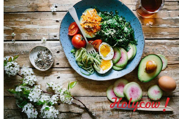 sepiring makanan sehat, lengkap dengan buah, sayuran, dan telur